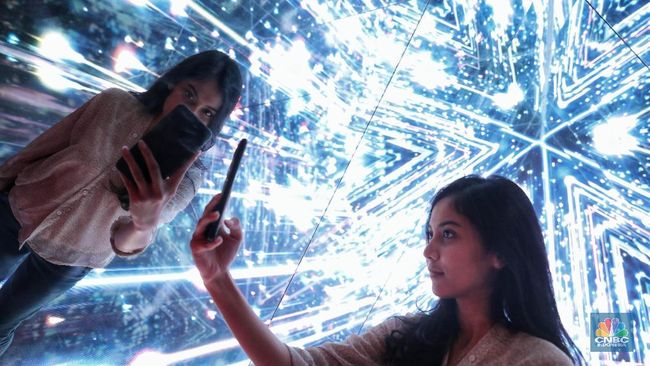 Sering Kirim Foto Lewat HP? Ketahui Bahaya yang Mengintai Ini