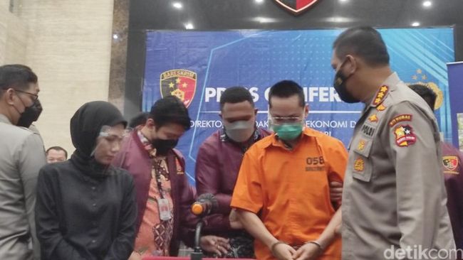 Polisi Pamerkan Duit Indra Kenz Binomo, Ini Dia Tumpukannya