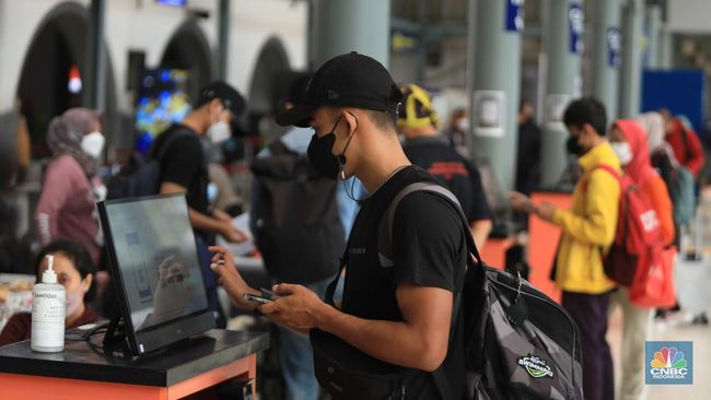 Kasus Covid-19 Indonesia Menurun, Kapan Hidup Normal Lagi?