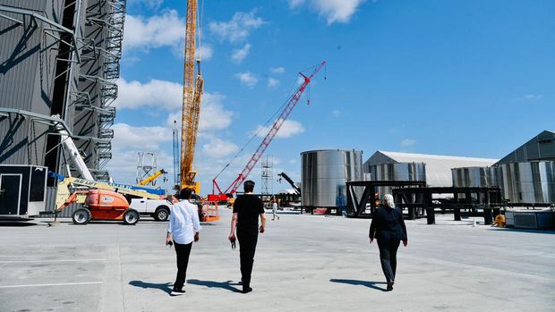 Presiden Joko Widodo melakukan kunjungan ke Space X di Boca Chica, Amerika Serikat, Sabtu, 14 Mei 2022. Presiden tiba di Space X sekitar pukul 10.30 waktu setempat disambut langsung oleh Elon Musk selaku founder Space X.(Foto: Biro Pers Sekretariat Presiden)