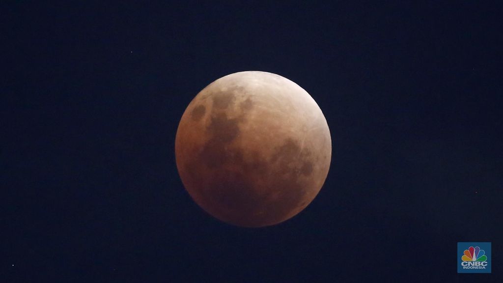 Gerhana bulan tampak di Jakarta, Rabu (31/1). Gerhana yang terjadi 150 tahun sekali tersebut menampilkan tiga keunikan yaitu Supermoon, Bloodmoon dan Bluemoon. (CNBC Indonesia/ Andrean Kristianto)
