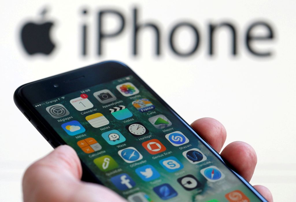 FILE PHOTO - An Apple iPhone 7 and the company logo are seen in this illustration picture taken in Bordeaux, France on February 1, 2017.    REUTERS/Regis Duvignau/File Photo