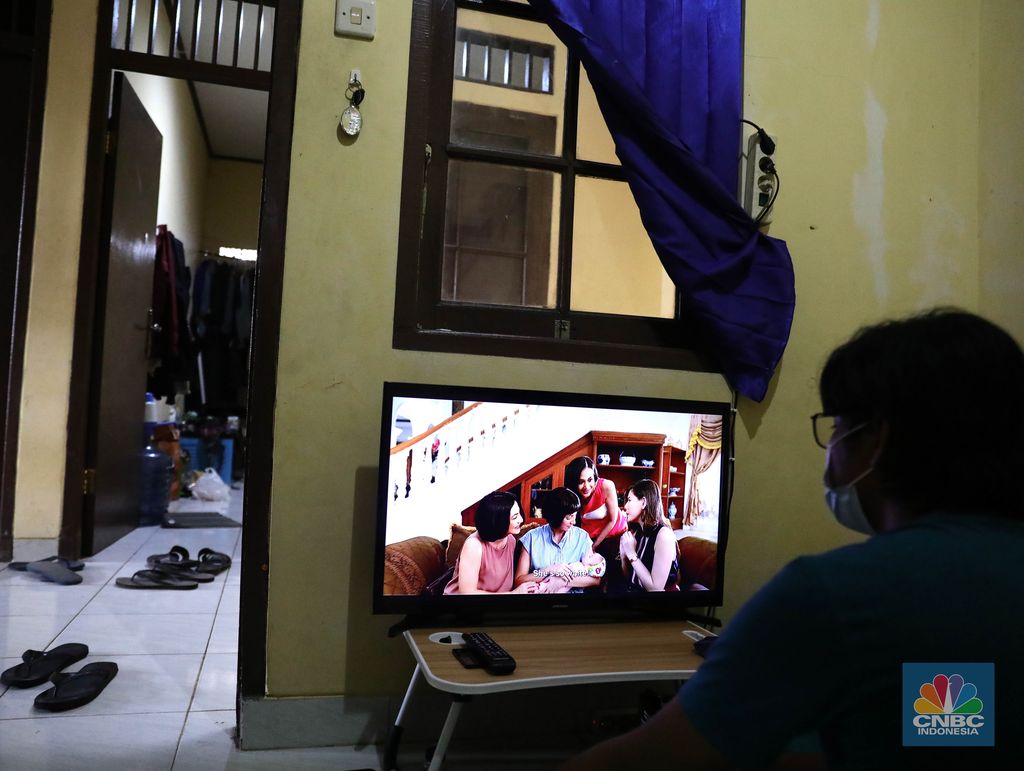 Ilustrasi nonton film lewat (OTT) over the top. (CNBC Indonesia/Muhammad Sabki)