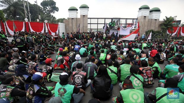 Sejumlah pengemudi ojek daring (ojol) yang tergabung dalam Koalisi Ojek Online Nasional melakukan demo di depan gedung DPR/MPR Jakarta, Senin (29/8/2022). (CNBC Indonesia/Andrean Kristianto)