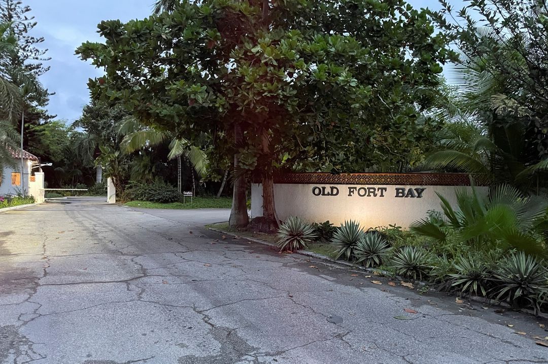 Pemandangan pintu masuk Old Fort Bay, sebuah komunitas berpagar yang dulunya merupakan rumah bagi benteng kolonial Inggris yang dibangun pada tahun 1700-an untuk melindungi dari bajak laut, di New Providence, Bahama, 18 November 2022. (REUTERS/Koh Gui Qing)
