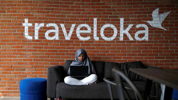 FILE PHOTO: An employee of Traveloka works at the company's headquarters in Jakarta, Indonesia, August 2, 2017. REUTERS/Beawiharta/File Photo