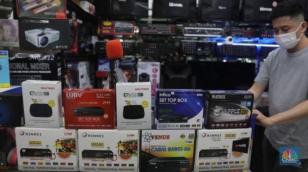 Sejumlah penjual toko elektronik berjaga menunggu pembeli di Kawasan Glodok, Jakarta, Selasa, 1/11.  (CNBC Indonesia/Muhammad Sabki)