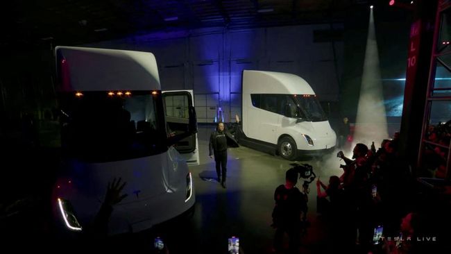 Elon Musk ‘Selingkuh’, Tesla Dikabarkan Mau PHK Lagi