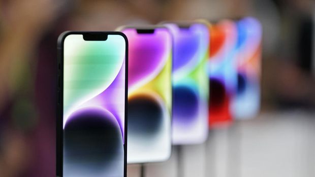 iPhone 14 baru dipamerkan di acara Apple di kampus kantor pusat Apple di Cupertino, California, Rabu (7/9/2022). (AP Photo/Jeff Chiu)