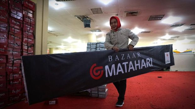 Karyawan mengangkat papan Bazar Matahari di Kawasan Mall Blok M, Jakarta, Selasa, 24/3. Patuhi social distancing, sejumlah tenant di mal Jakarta tutup sementara. sebagai salah satu upaya pencegahan penularan dan penyebaran virus corona tipe baru. Penutupan sementara berlangsung mulai Senin kemarin. Salah satu tenant Bazar Matahari ini mulai berkemas-kemas untuk menaruh barangnya di gudang. Pantauan CNBC Indonesia lokasi tenant yang berada di lantai 1 Mall Blok M ini tadinya menjajakan dagangannya seperti pakaian dan sepatu yang dijual secara diskon. Karyawan penjaga Bazar Matahari yang tidak mau disebutkan namanya 