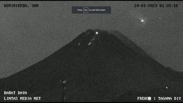 Benda Bercahaya Tampak Melintasi Gunung Merapi, UFO Bukan?