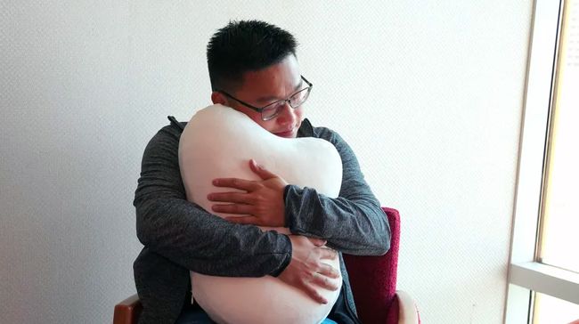 Peluk ‘Bantal Getar’ Ini Bisa Kurangi Kecemasan, Berani Coba?