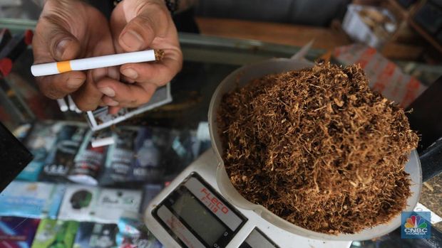 Noah penjual tembakau linting Kamarasa saat melayani pembeli di kawasan Pondok Cabe Pamulang, Selasa, 4 Januari 2022. Penjualan rokok linting kini semakin diminati masyarakat, tidak hanya kalangan tua, tetapi juga oleh anak muda. Geliat rokok linting atau linting dewe (tingwe) yang dianggap 