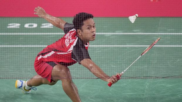 Indonesia's Anthony Sinisuka Ginting competes against Guatemala's Kevin Cordon during their men's singles bronze medal Badminton match at the 2020 Summer Olympics, Monday, Aug. 2, 2021, in Tokyo, Japan. (AP Photo/Dita Alangkara)
