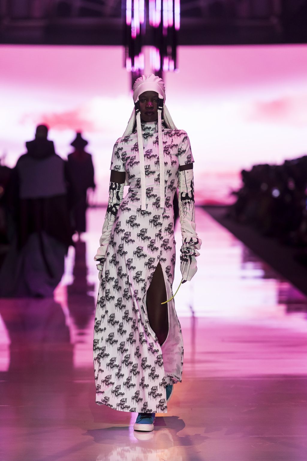 Seorang model memamerkan rancangan Not A Man's Dream selama Closing Runway di Melbourne Fashion Festival pada 11 Maret 2023 di Melbourne, Australia. (Naomi Rahim/WireImage)
