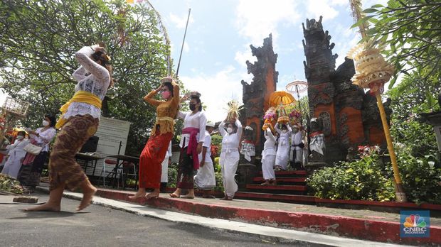 Sejumlah Umat Hindu melakukan prosesi saat mengikuti upacara Tawur Agung Kesanga Di Pura Amerta Jati, Cinere, Depok, Jawa Barat, Rabu (2/3/2022). Prosesi Tawur Agung Kesanga yang digelar dengan protokol kesehatan COVID-19 tersebut merupakan rangkaian perayaan Hari Raya Nyepi tahun baru Saka 1944. (CNBC Indonesia/Andrean Kristianto)