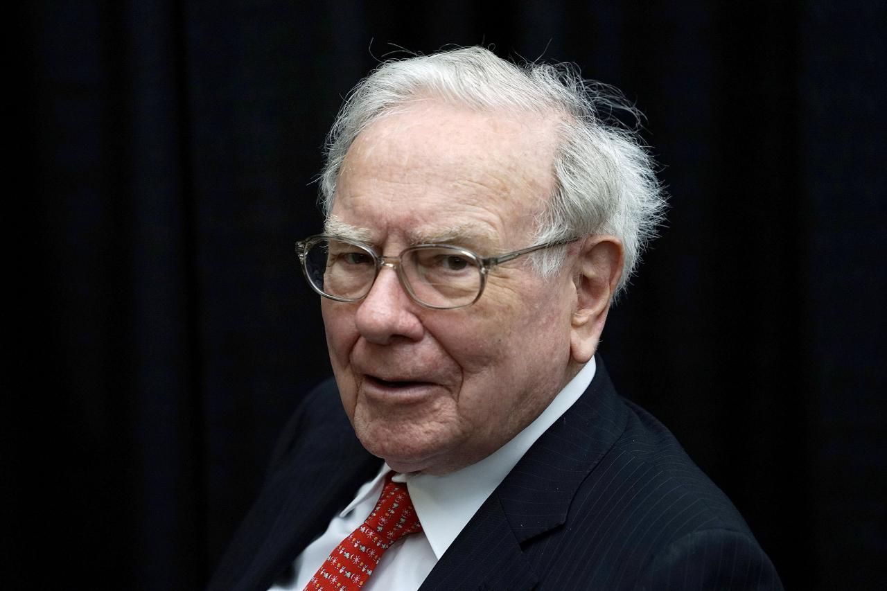 File Photo: Berkshire Hathaway CEO Warren Buffett plays bridge during the Berkshire annual meeting weekend in Omaha, Nebraska May 3, 2015. REUTERS/Rick Wilking/File Photo
