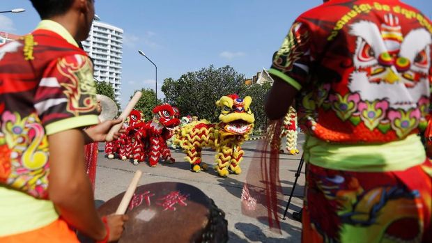 Lion dancers perform ahead of the Chinese Lunar New Year in Phnom Penh, Cambodia, February 1, 2019. REUTERS/Samrang Pring