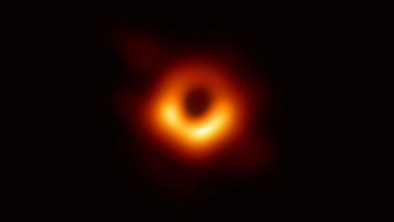 Astronom Ini Temukan Black Hole Terbesar, Kalahkan Matahari!