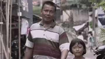 Kisah Pasutri Buta Penjual Kerupuk Sering Makan Nasi Garam