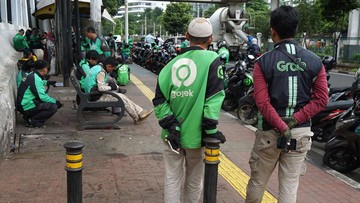 Sedih Banget, Penghasilan Ojol Jeblok Dipotong Grab-Gojek