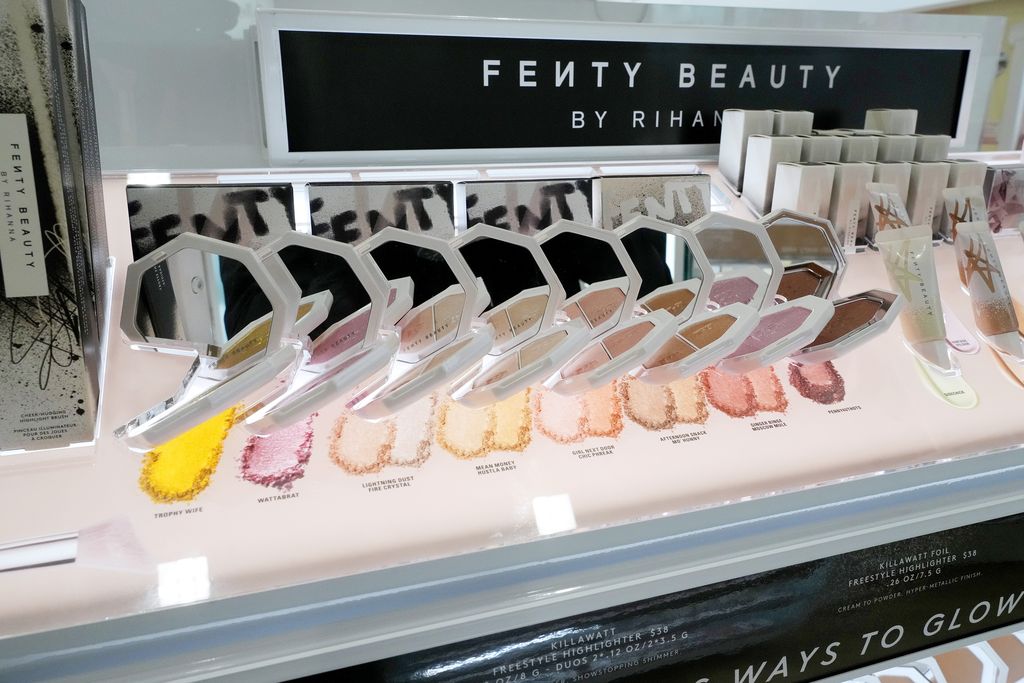 Produk Fenty Beauty dipajang di dalam toko saat Rihanna merayakan peluncuran Fenty Beauty di ULTA Beauty pada 12 Maret 2022 di Los Angeles, California. (File Foto - Kevin Mazur/Getty Images for Fenty Beauty by Rihanna)