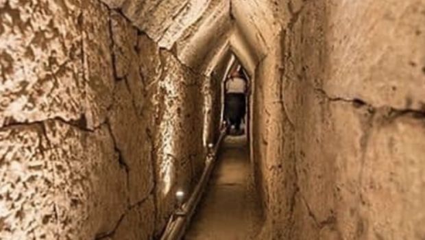 Arkeolog Temukan Terowongan Unik Saat Cari Makam Cleopatra