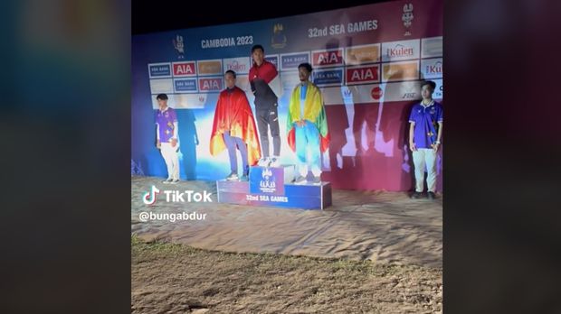 Podium jalan cepat 20km yang dimenangkan Hendro Yap hanya diterangi oleh sorot lampu mobil. (Tangkapan Layar Tiktok @bungabdur)