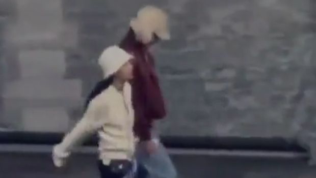 Jennie dan Taehyung ‘V’ BTS Kepergok Pegangan Tangan di Paris