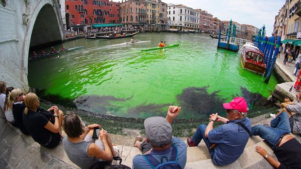 Kanal di Venesia Berubah Warna Jadi Hijau, Apa Sebabnya?
