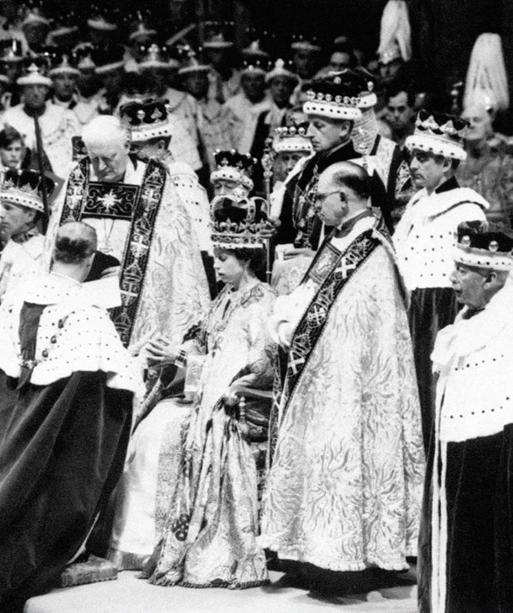 Mahkota Raja Charles (Tangkapan layar Instagram @theroyalfamily)