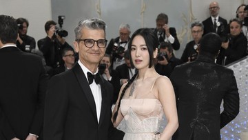 Song Hye Kyo Gandeng Pria Tampan di Met Gala, Siapa Dia?