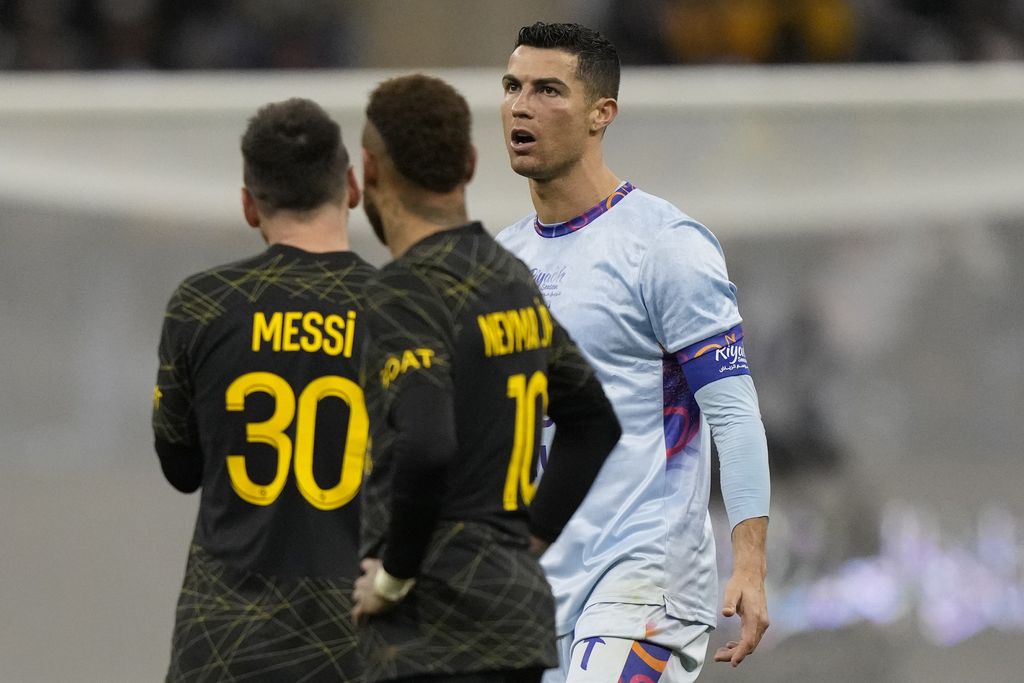 Cristiano Ronaldo bermain untuk XI gabungan tim Arab Saudi Al Nassr dan Al Hilal diapit oleh pemain PSG Lionel Messi dan rekan setimnya Neymar selama pertandingan sepak bola persahabatan, di Stadion Universitas King Saud, di Riyadh, Arab Saudi, Kamis, 19 Januari , 2023. (AP Photo/Hussein Malla)