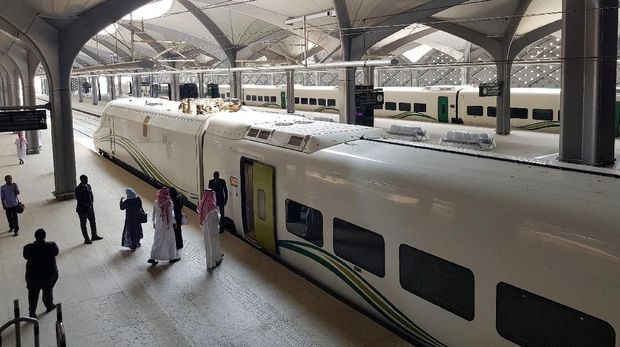Saudi people board at the new KAEC station of the Haramain speed train at King Abdullah Economic City, near Jeddah, Saudi Arabia Setpember 18, 2018. Picture taken September 18, 2018. REUTERS/Stephen Kalin