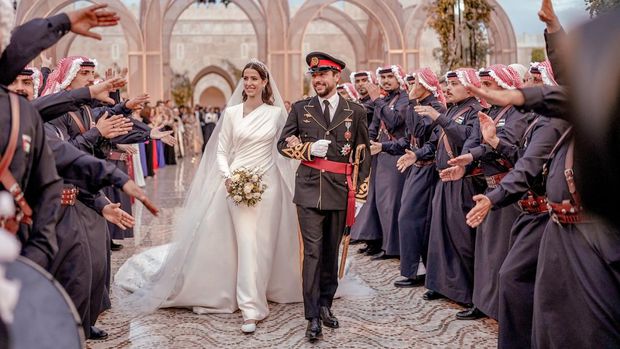 Ada Pesan Rahasia di Mahkota Pernikahan Istri Pangeran Jordan