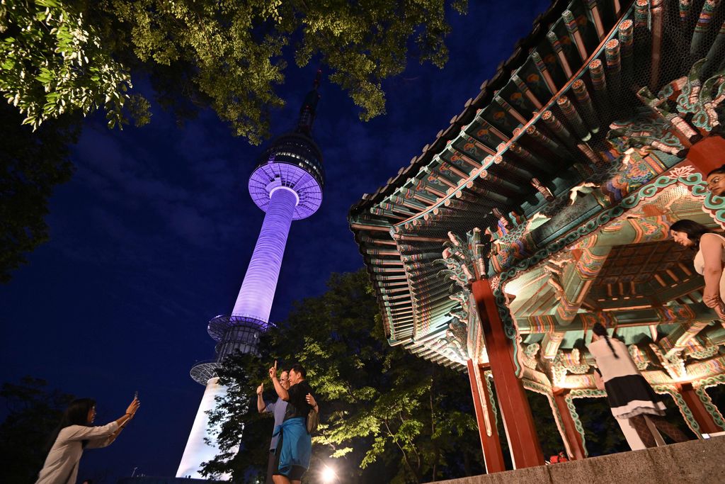 HUT BTS ke-10, Landmark Ikonik di Seoul Diterangi Cahaya Ungu