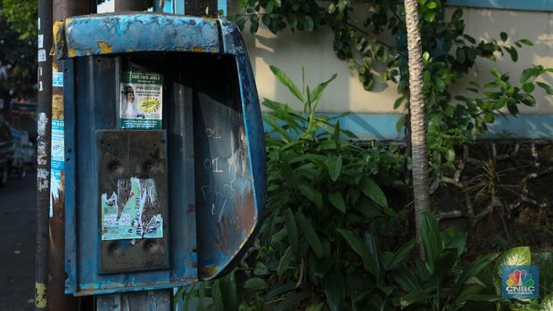 Kondisi telepon umum yang sudah tidak terpakai di kawasan Jakarta, Rabu (12/7/2023). (CNBC Indonesia/Tri Susilo)