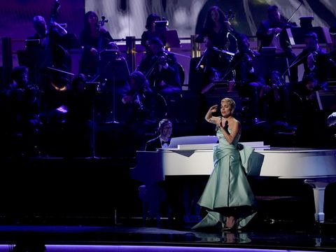 Lady Gaga melakukan medley di Grammy Awards Tahunan ke-64 pada hari Minggu, 3 April 2022, di Las Vegas. (Foto AP/Chris Pizzello)