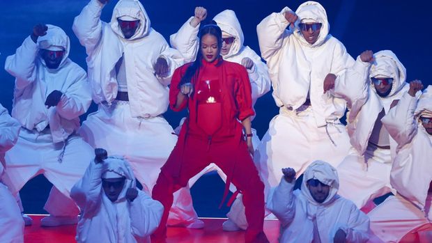 GLENDALE, AZ - FEBRUARY 12: Rihanna performs during the Apple Music Super Bowl LVII Halftime Show at State Farm Stadium on February 12, 2023 in Glendale, Arizona. (Photo by Kevin Sabitus/Getty Images)