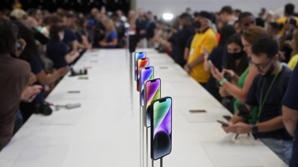Bukti Terbaru iPhone Ga Laku, Pabrik Apple Berdarah-Darah