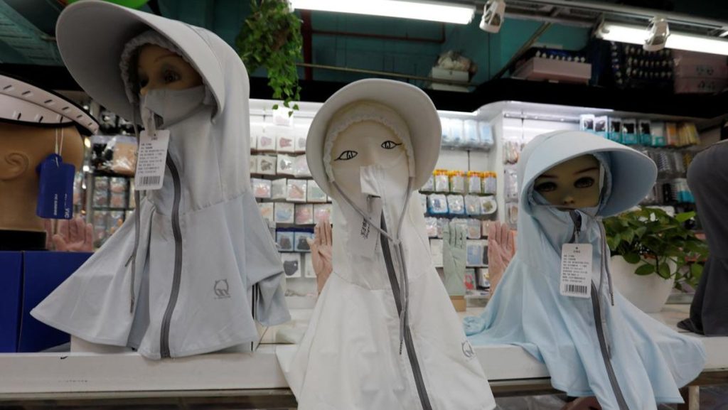 Lagi Trend Facekini, Aksesoris Wajib Saat Suhu Panas Mendidih