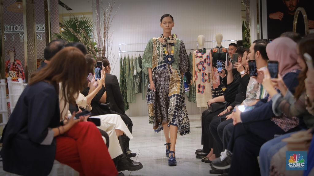 Koleksi Spring/Summer 2023 Nostalgic Retrogade dari lini mode siap pakai Studio 133 Biyan untuk wanita dan pria, Metro Plaza Senayan, Jakarta,Kamis, (3/8/2023). (CNBC Indonesia/Muhammad Sabki)