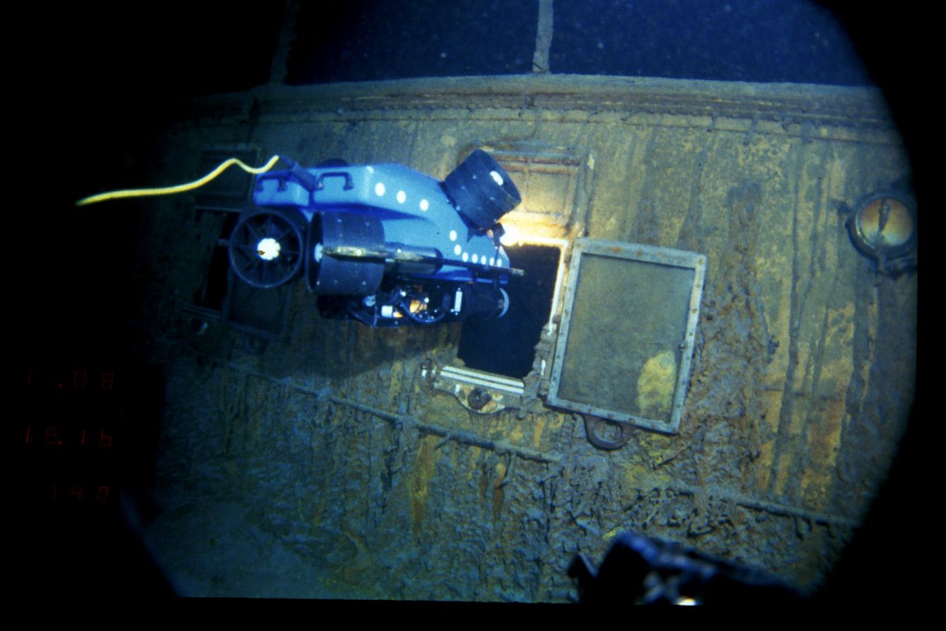 Dalam gambar yang disediakan oleh Woods Hole Oceanographic Institution ini, kendaraan jarak jauh bawah air memeriksa jendela Titanic yang terbuka 12.500 kaki (3,8 kilometer) di bawah permukaan laut, 400 mil (640 kilometer) lepas pantai Newfoundland, Kanada pada tahun 1986 Video penyelaman langka dan dalam beberapa kasus belum pernah dilihat publik dirilis pada Rabu, 15 Februari 2023, oleh Lembaga Oseanografi Woods Hole. (Woods Hole Oceanographic Institution via AP)