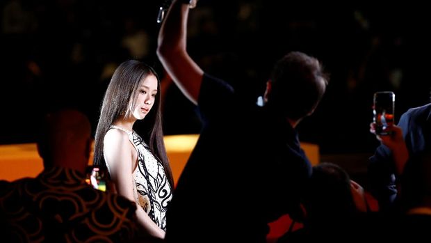Jisoo, member of the girl group Blackpink, poses before Dior Spring/Summer 2022 women's ready-to-wear collection show during Paris Fashion Week in Paris, France, September 28, 2021. REUTERS/Stephane Mahe