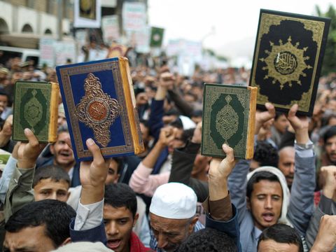 Massa berdemonstrasi menentang penodaan Alquran di Denmark, di Sanaa, Yaman 24 Juli 2023. (REUTERS/Khaled Abdullah)