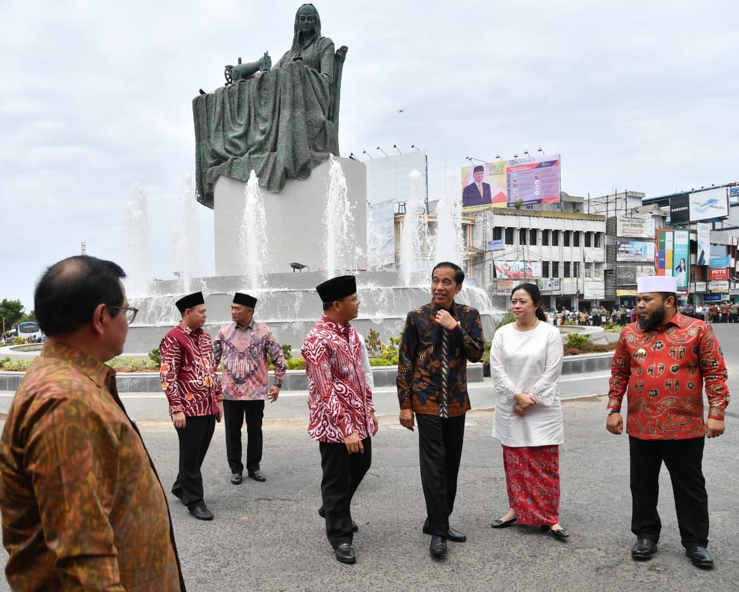 Presiden Joko Widodo meresmikan Monumen Pahlawan Nasional Ibu Agung Hj. Fatmawati Sukarno di Simpang Lima Ratu Samban, Kota Bengkulu, pada Rabu, 5 Februari 2020. (Laily Rachev - Biro Pers Sekretariat Presiden)