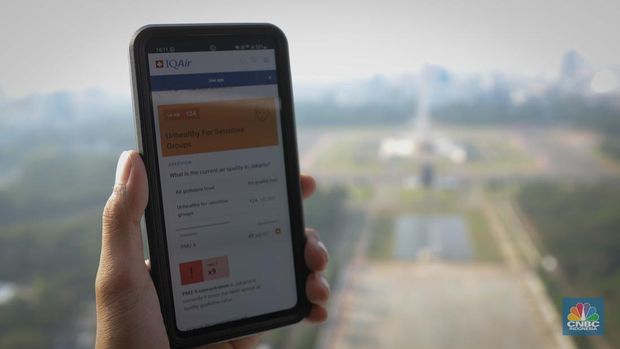 Suasana gedung bertingkat tertutup kabut polusi udara di Jakarta, Selasa (8/8/2023). Pemprov DKI Jakarta mengimbau warga menggunakan masker untuk mengantisipasi polusi udara di Ibu Kota akibat polusi udara Jakarta dinilai sangat buruk.  (CNBC Indonesia/Faisal Rahman)