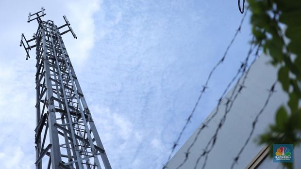 Tower Base Transceiver Station (BTS) yang disegel di kawasan Taman Semanan Indah, Jakarta, Rabu (7/6/2023). (CNBC Indonesia/Tri Susilo))
