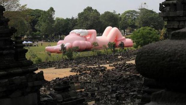 4 Fakta Boneka Raksasa KAWS dan Seniman di Baliknya