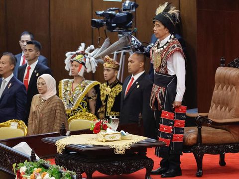 Filosofi Baju Tanimbar Jokowi dari Tutup Kepala hingga Kalung